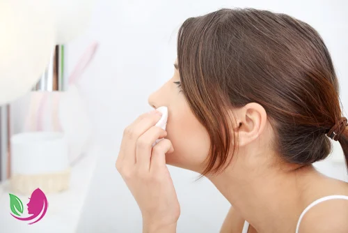 راهنمای کامل پاک کردن آرایش صورت؛ انواع روش‌ها + مراحل