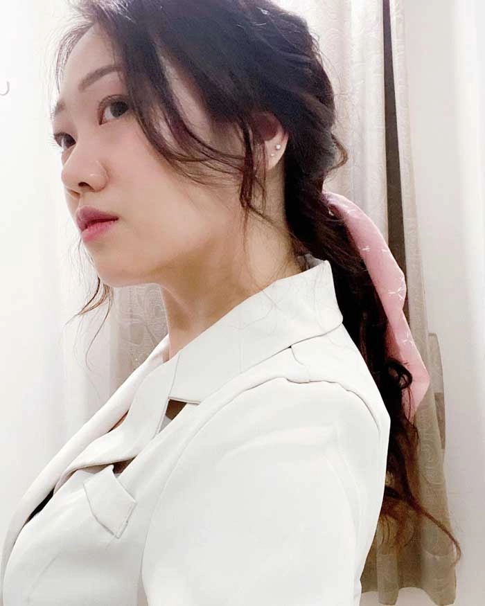 دم اسبی با چتری پرده‌ای (Curtain Bangs Ponytail Korean)
