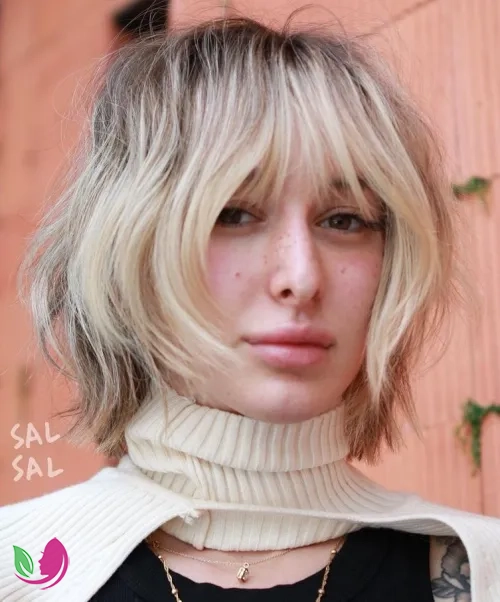 باب شَگی بلوند با ریشه‌های تیره (Blonde Shaggy Bob with Dark Roots)