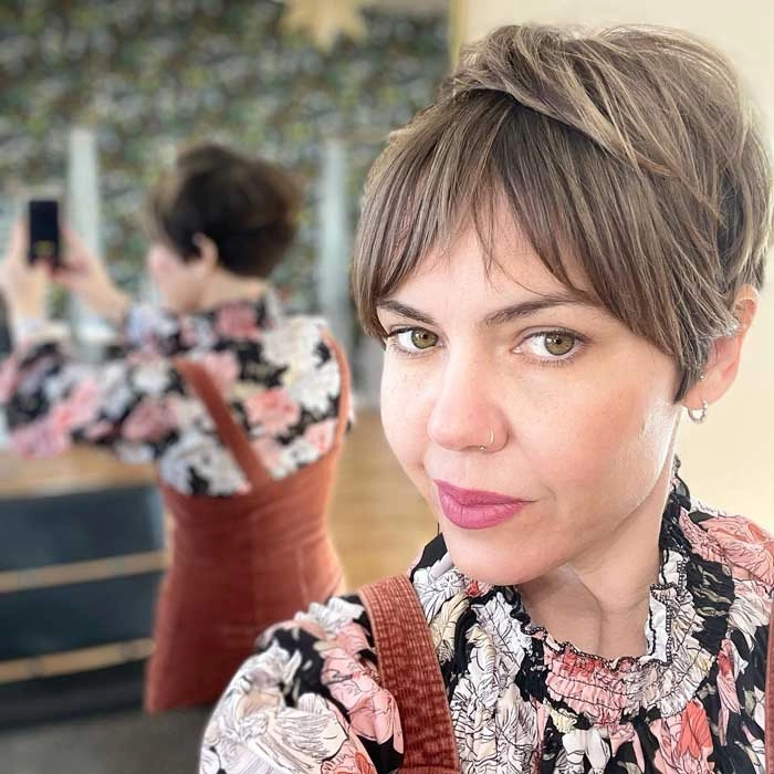 چتری پرده‌ای با مدل پیکسی (Pixie Cut with Curtain Bangs)