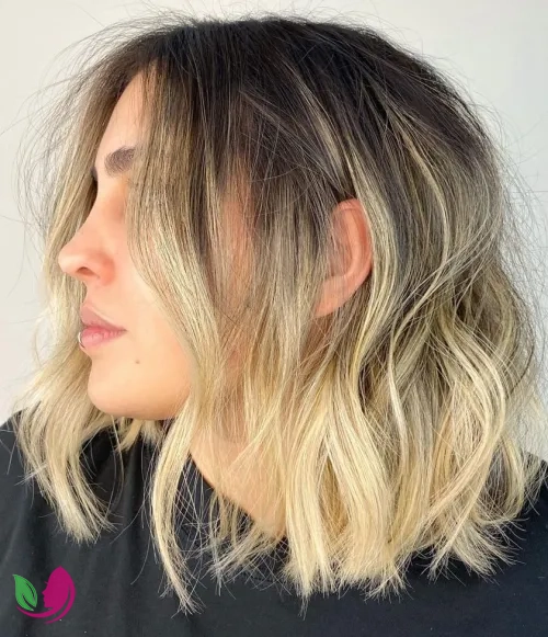 لوب موج‌دار با بالیاژ بلوند (Mid-Length Waves with Blonde Balayage)
