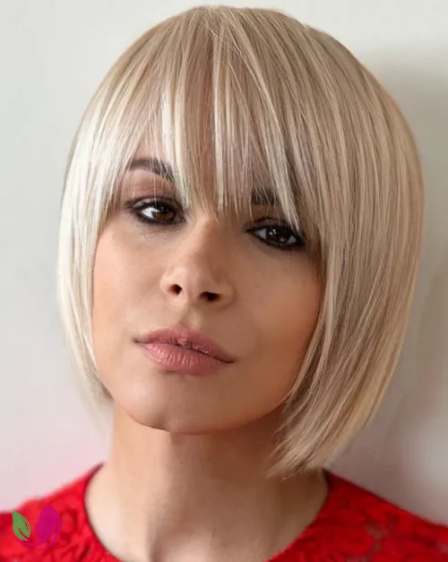 باب لایه‌لایه مرواریدی با چتری (Pearl Blonde Layered Bob with Bangs)