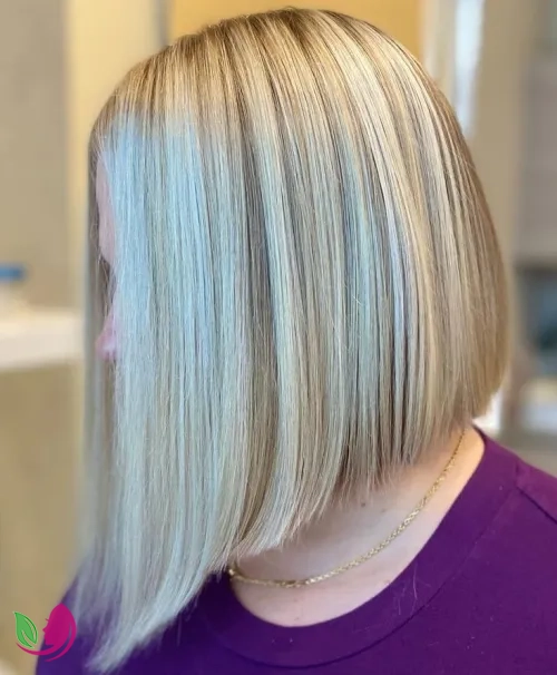 باب زاویه‌دار صاف با رگه‌های بلوند (Angled Straight Bob with Blonde Ribbons)
