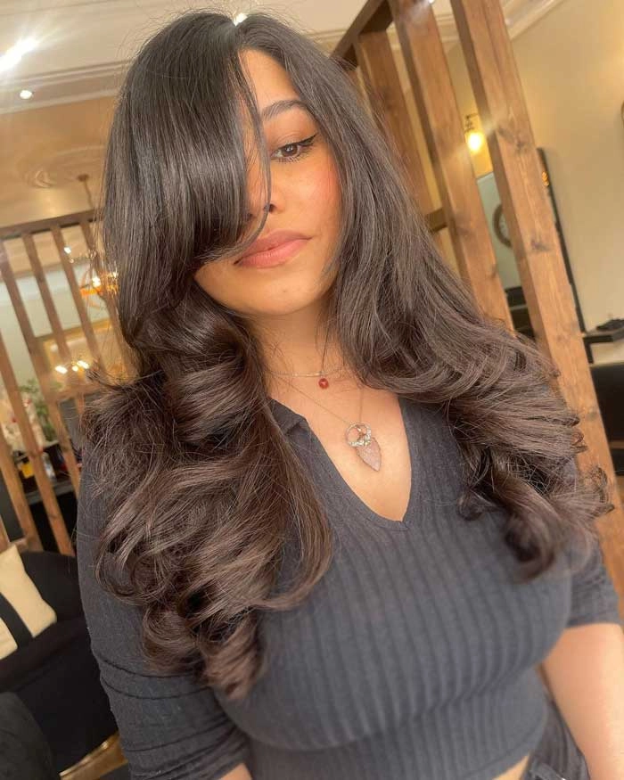 چتری بلند به‌سمت کنار (Long Side Swept Bangs)