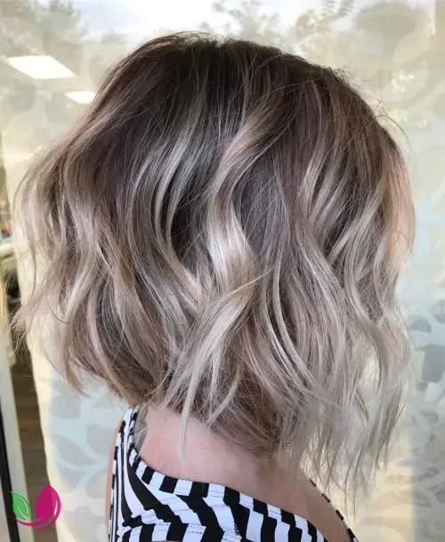 باب فر با هایلایت پلاتینه (Curly Bob with Platinum Highlights)