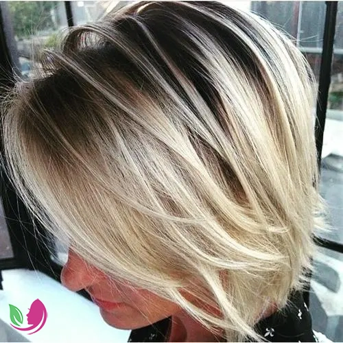 باب لایه‌لایه با ریشه‌های سایه‌دار (Blonde Choppy Bob with Shadow Roots)