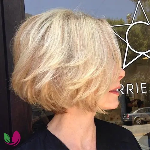 باب لایه‌لایه آفتاب‌خورده (Sun-Kissed Blonde Feathered Bob)