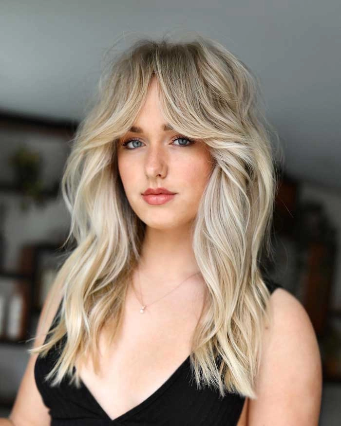 چتری پرده‌ای برای موهای موج‌دار (Curtain Bangs for Wavy Hair)