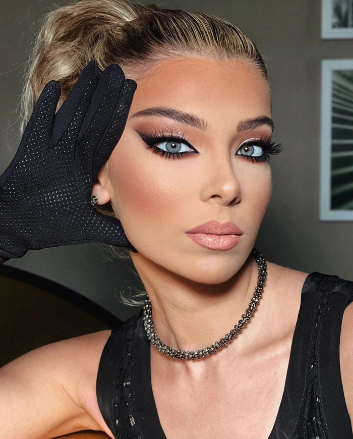 مدل چشم گربهای مشکی (Black Cat Eye)