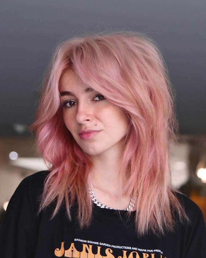ولف کات با چتری پرده‌ای (Wolf Cut With Curtain Bangs)